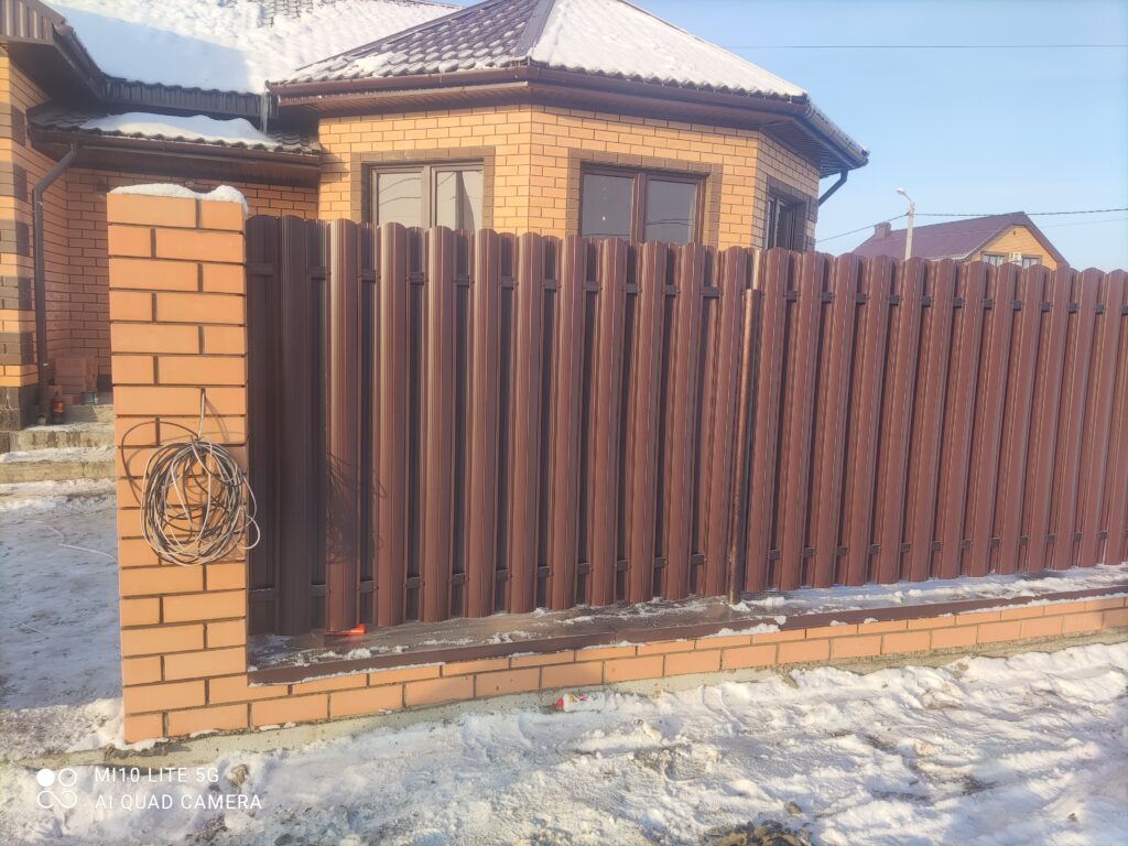 Забор из профнастила с комбинацией кирпича