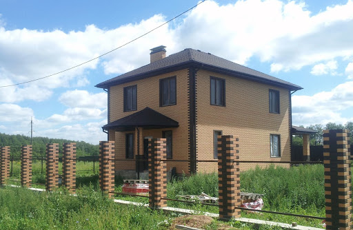 двухэтажный дом из кирпича